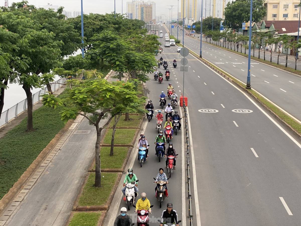 đường Võ Văn Kiệt (theo hướng từ nút giao Tân Kiên, huyện Bình Chánh đi hầm sông Sài Gòn, quận 1) 
