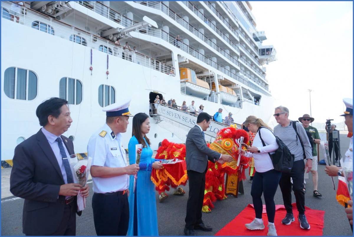 Siêu du thuyền sang trọng nhất thế giới Seven Seas Explorer đến Khánh Hòa