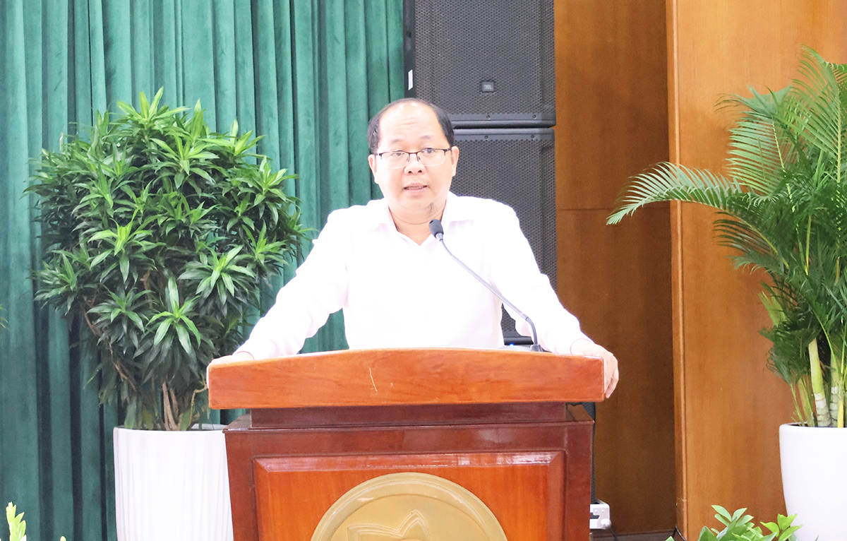 Dương Hồng Thắng báo cáo tổng kết công tác tổ chức chăm lo Tết Nguyên đán Bính Ngọ năm 2026