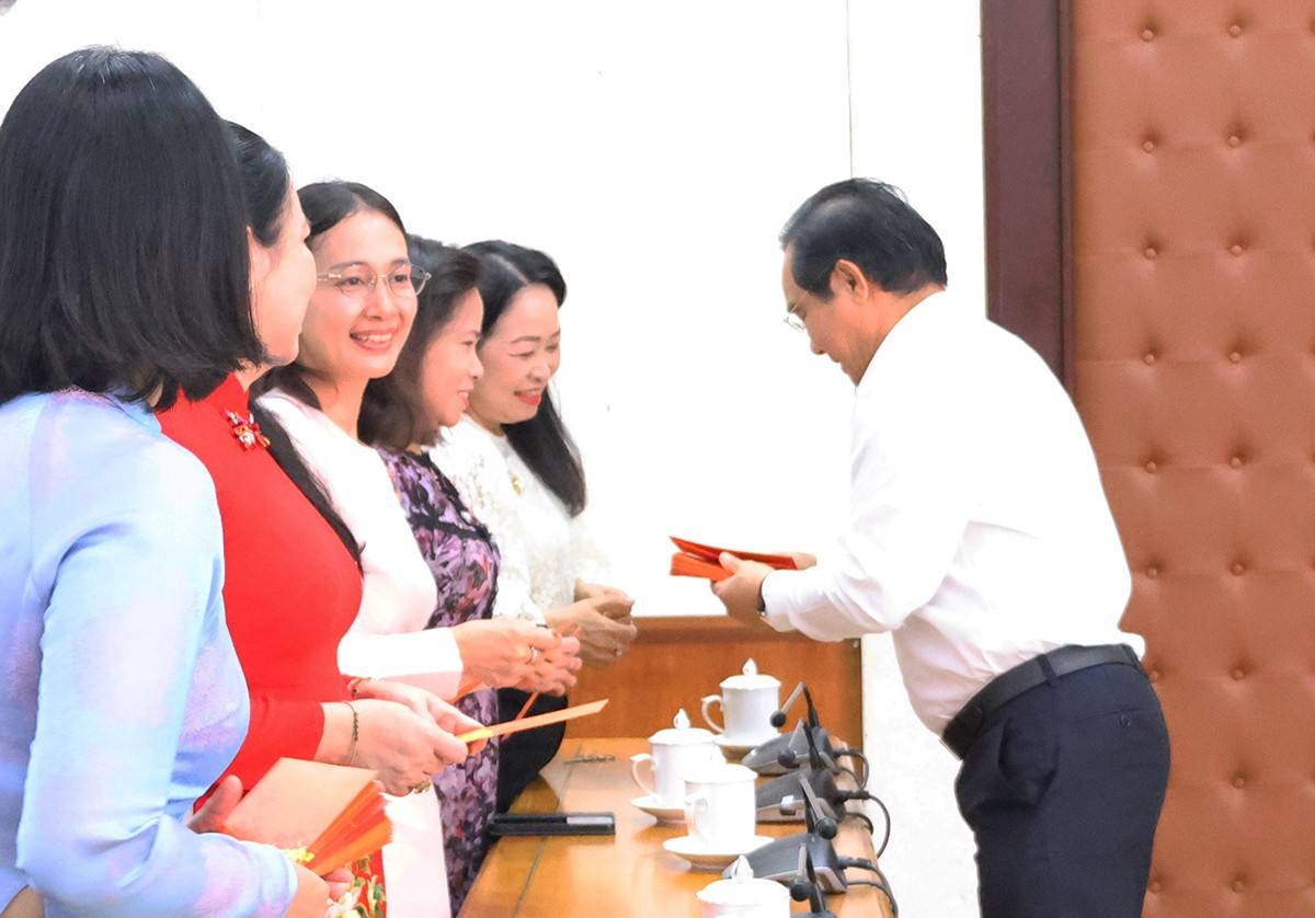 Chủ tịch UBND TP.Hồ Chí Minh Nguyễn Văn Được lì xì Tết cho cán bộ công chức, viên chức, người lao động Văn phòng UBND Thành phố