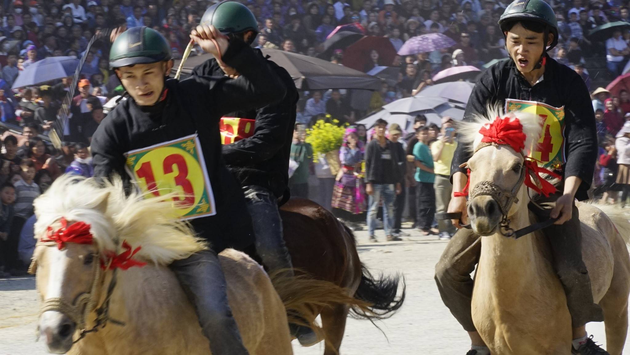 Chiều 21/02/2026,  sân vận động trung tâm xã Bắc Hà như vỡ òa trong tiếng hò reo, cổ vũ của hơn 1,2 vạn du khách và người dân
