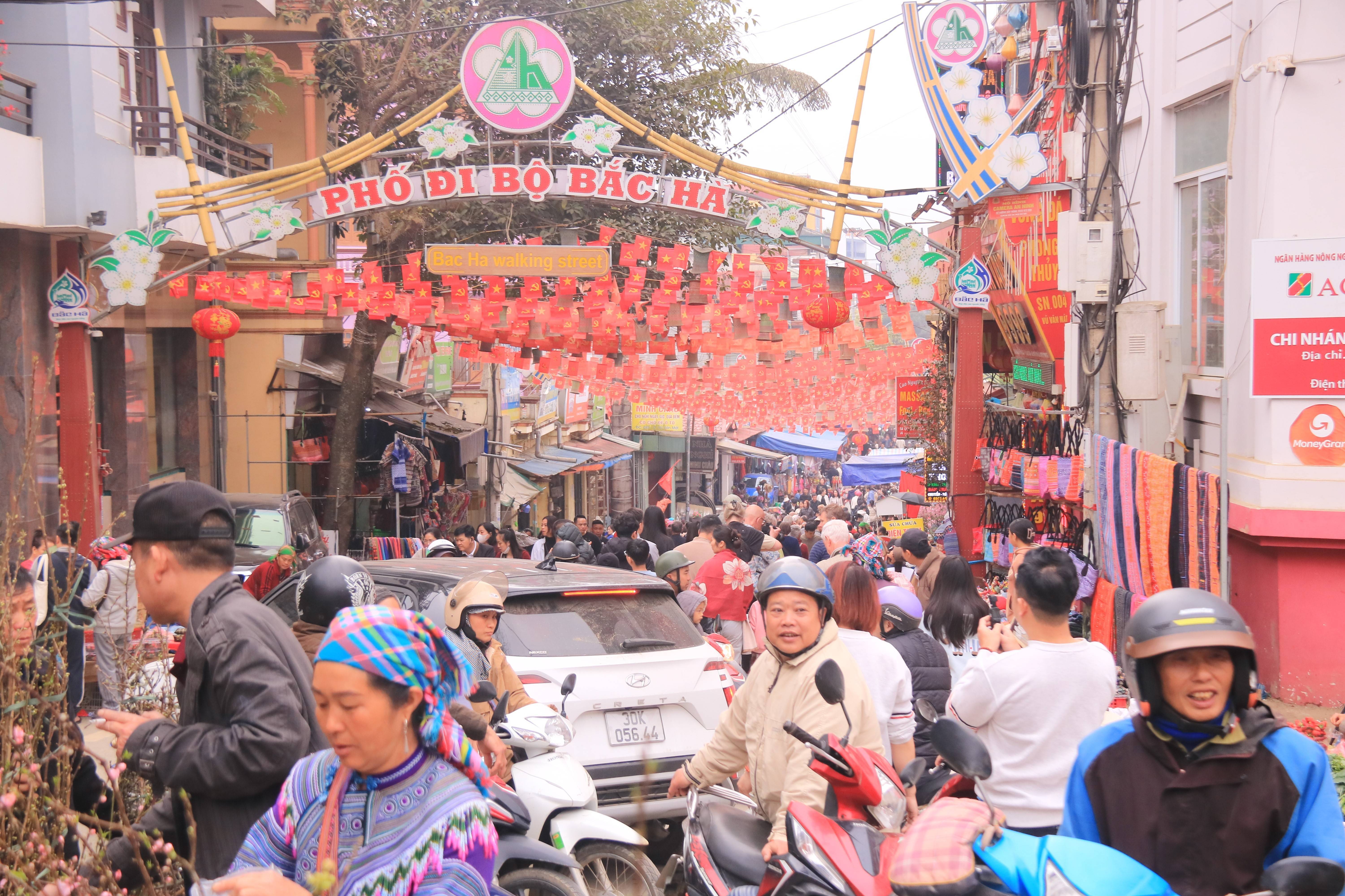 Chợ phiên đầu năm Bắc Hà: Điểm hẹn văn hóa, động lực kinh tế vùng cao