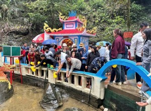 Dòng người đội mưa hành hương về Núi Nưa ngày đầu xuân