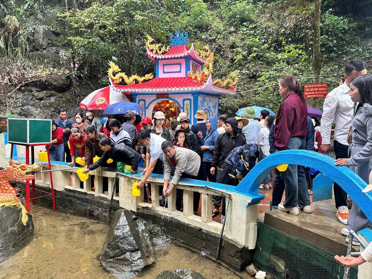 Dòng người đội mưa hành hương về Núi Nưa ngày đầu xuân