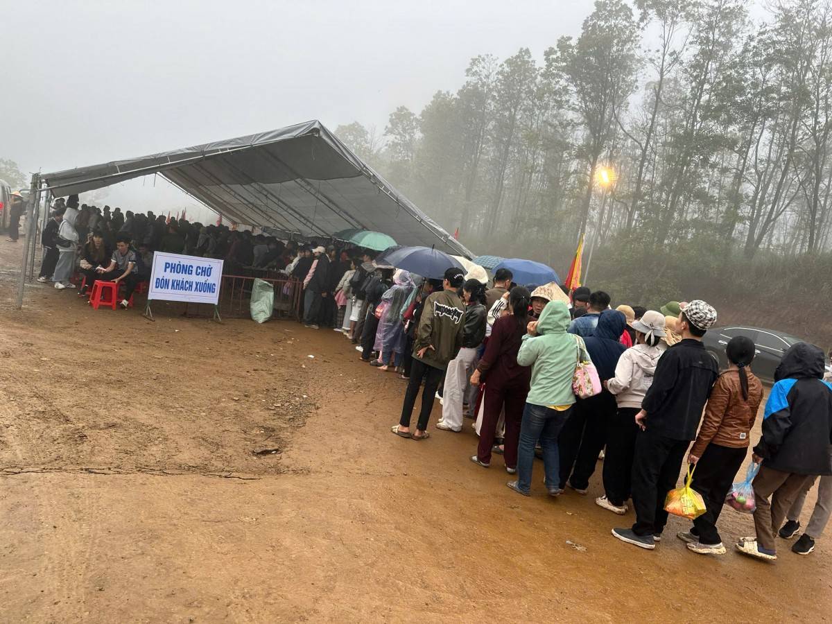 Du khách xếp hàng dưới chân núi Nưa để mua vé xe trung chuyển lên đỉnh Am Tiên