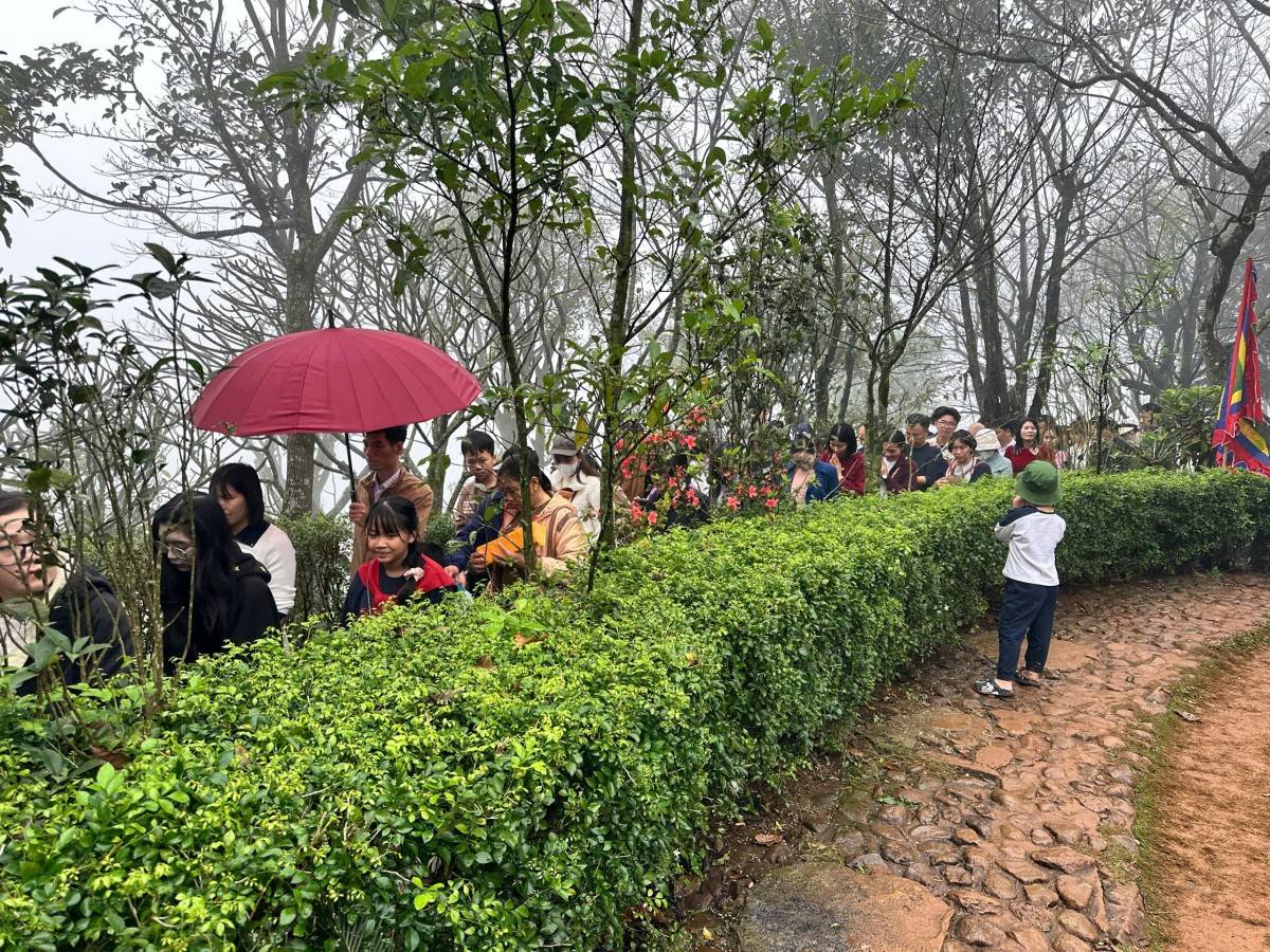 Dòng người đi vòng quanh huyệt đạo, nam bảy vòng, nữ chín vòng với niềm tin sẽ gặp nhiều may mắn trong năm mới