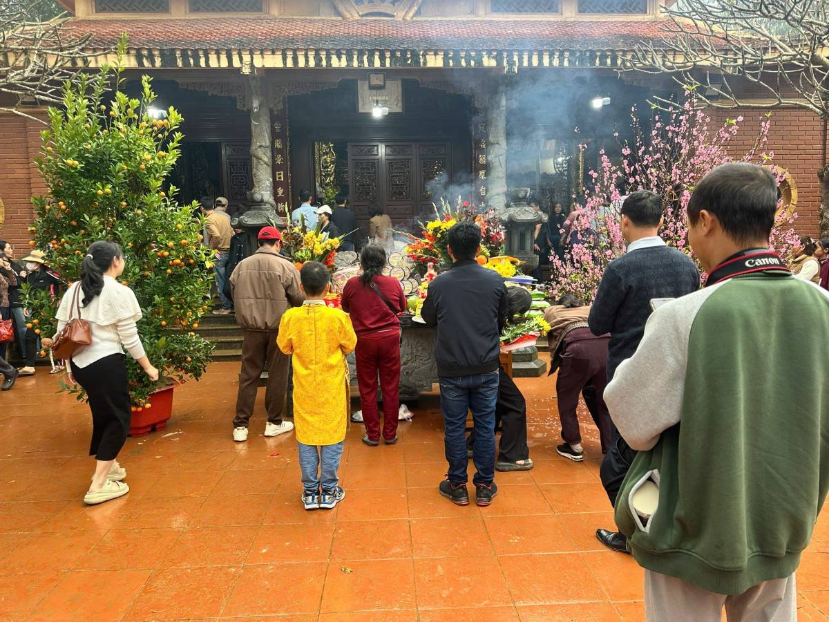 Du khách chiêm bái, cúng lễ cầu mong mạnh khoẻ, bình an