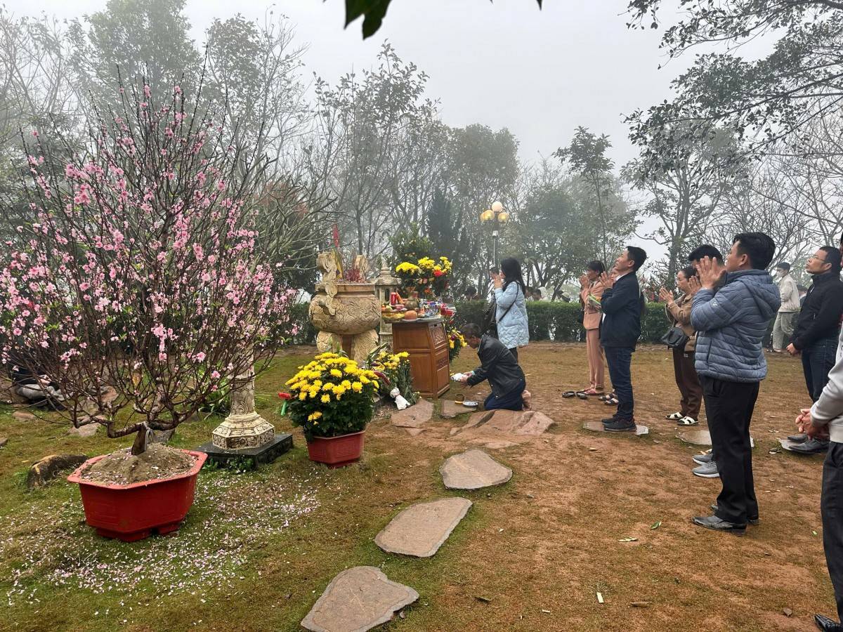 Du khách chiêm bái trên đỉnh Am Tiên