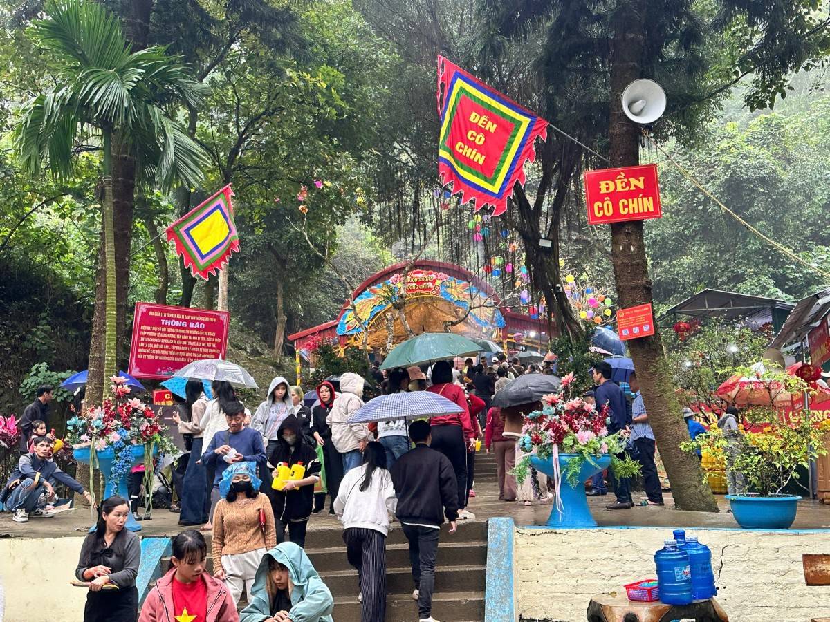 Đông đảo du khách lên đền Cô Chín của Phủ Na