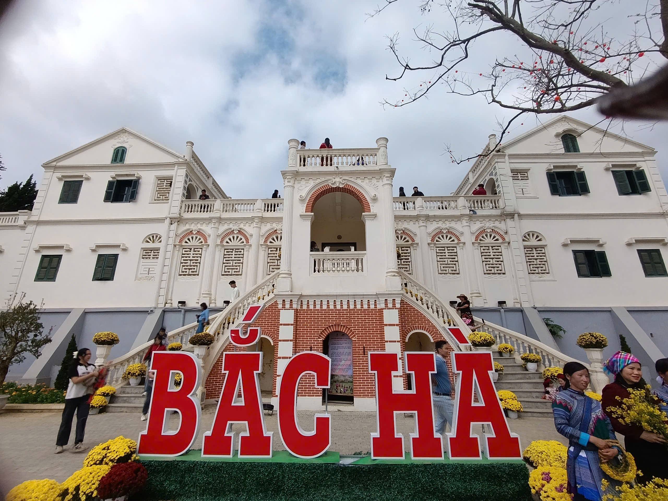 giữa trung tâm thị trấn lại có một ngôi biệt thự vô cùng bề thế, đó chính là dinh thự Hoàng A Tưởng