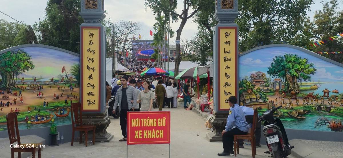 Vĩnh Khê rực lửa ngày xuân, hàng nghìn người trẩy hội xem vật