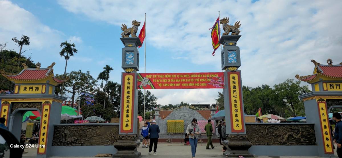 Vĩnh Khê rực lửa ngày xuân, hàng nghìn người trẩy hội xem vật