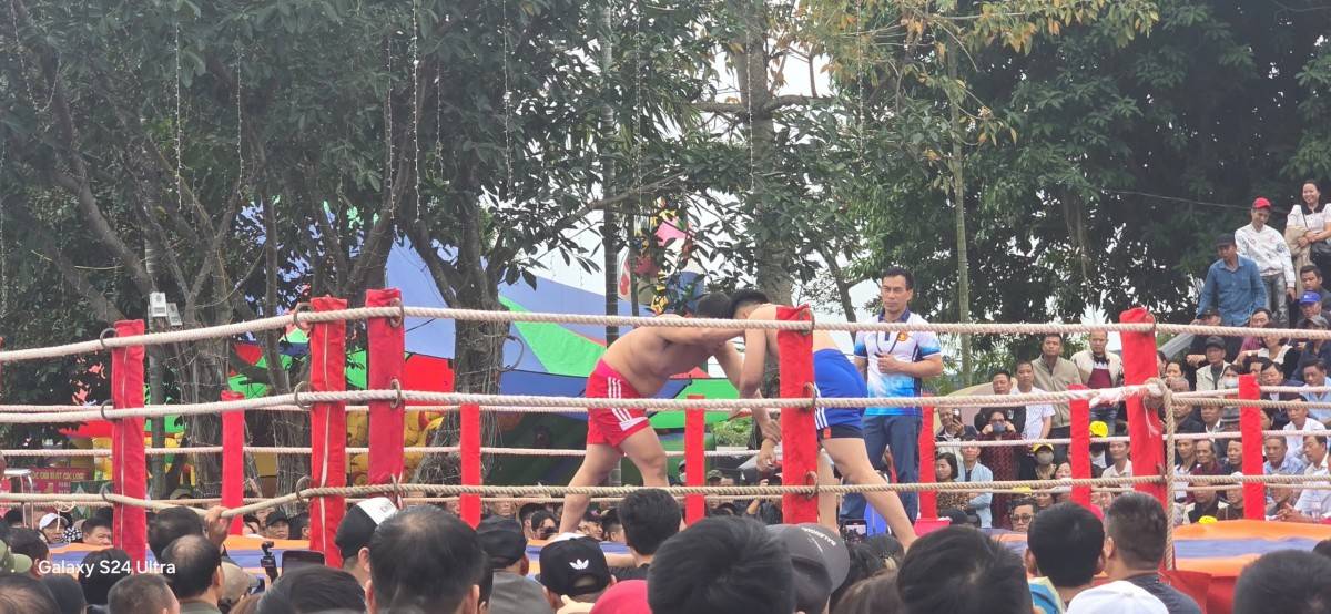 Vĩnh Khê rực lửa ngày xuân, hàng nghìn người trẩy hội xem vật