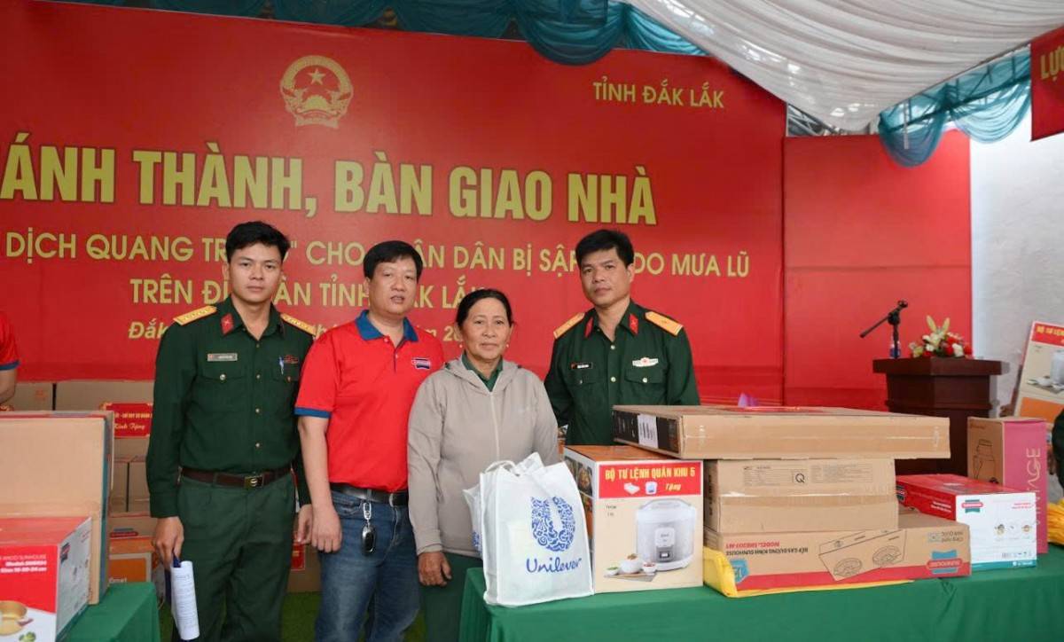 Nhiều doanh nghiệp chung tay cùng Nhà nước và Quân đội hỗ trợ nhu yếu phẩm, góp phần giúp người dân ổn định cuộc sống (ảnh: Việt Hùng)