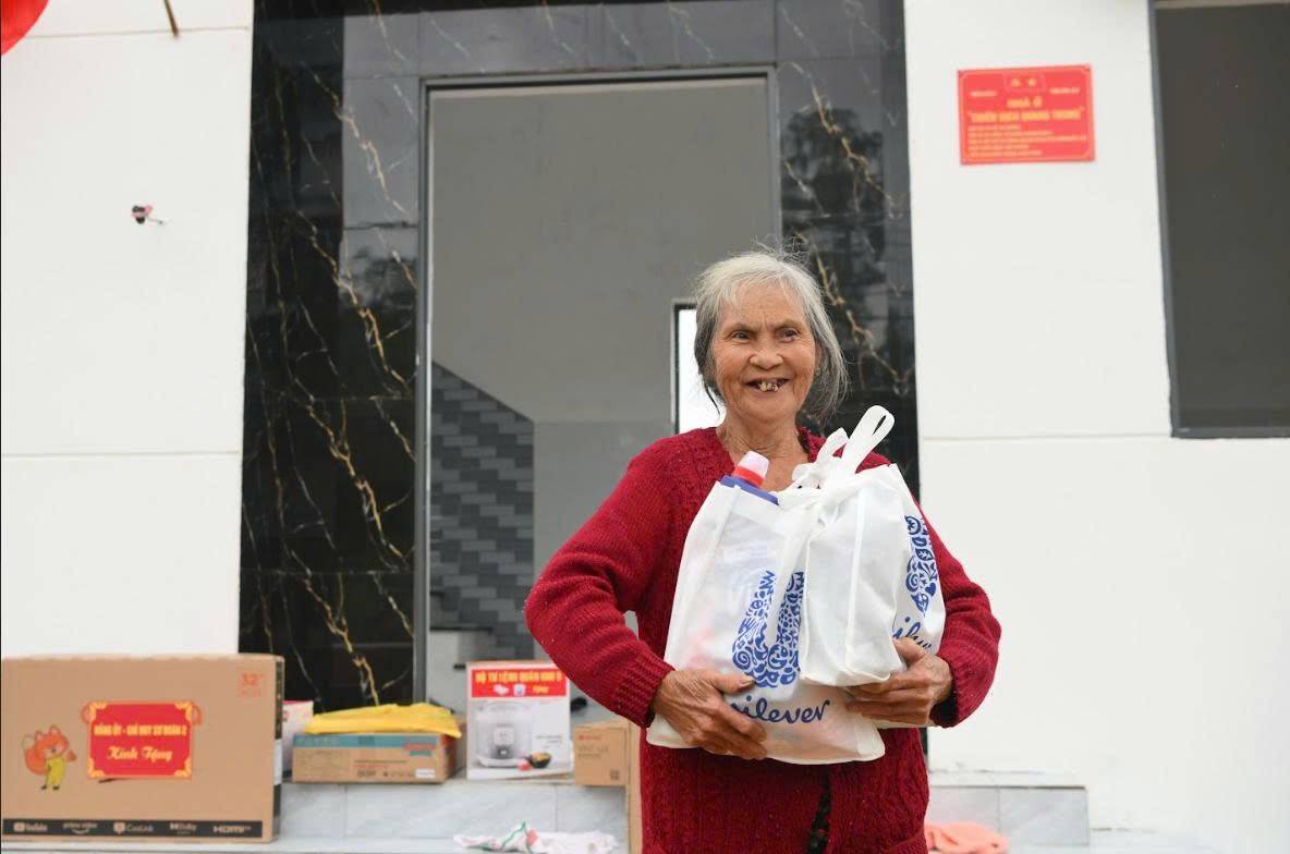 Các nhu yếu phẩm cơ bản được trao tặng, góp phần giúp người dân sớm ổn định sinh hoạt tại ngôi nhà mới (ảnh: Việt Hùng)