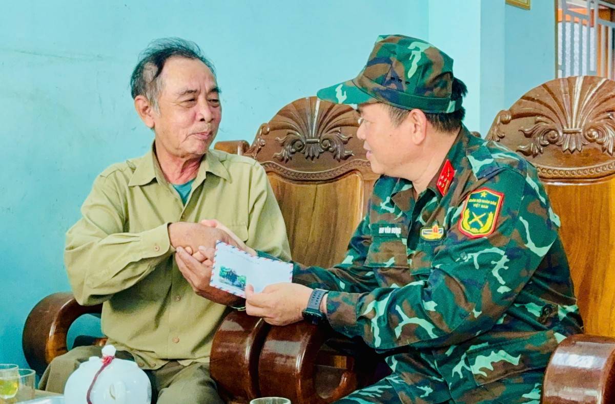 Đại tá Đinh Văn Hưng - Chính ủy Bộ Chỉ huy Quân sự tỉnh Đắk Lắk đại diện trao quà tới người dân vùng bị lũ lụt (ảnh: Phạm Quang Hùng)