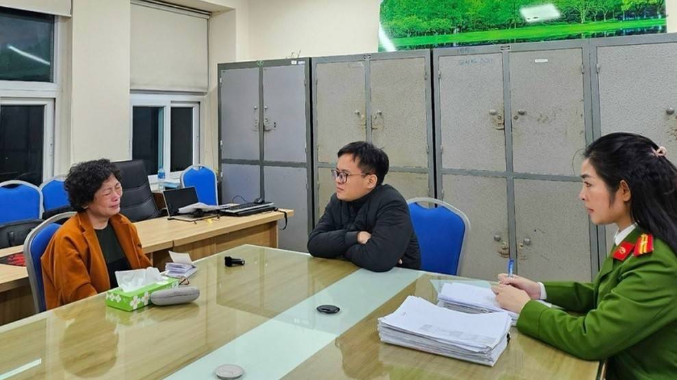 Công an làm việc với cựu chủ tịch Công ty cổ phần Sen Tài Thu - Ảnh: VTV