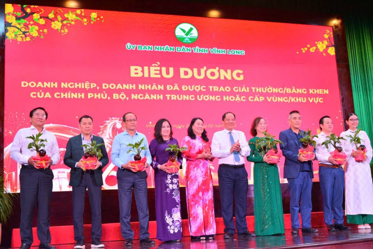 Tuyên dương nhiều doanh nghiệp, doanh nhân đã được trao giải thưởng và Bằng khen của Thủ tướng Chính phủ, Bộ, ngành Trung ương hoặc cấp vùng, khu vực.