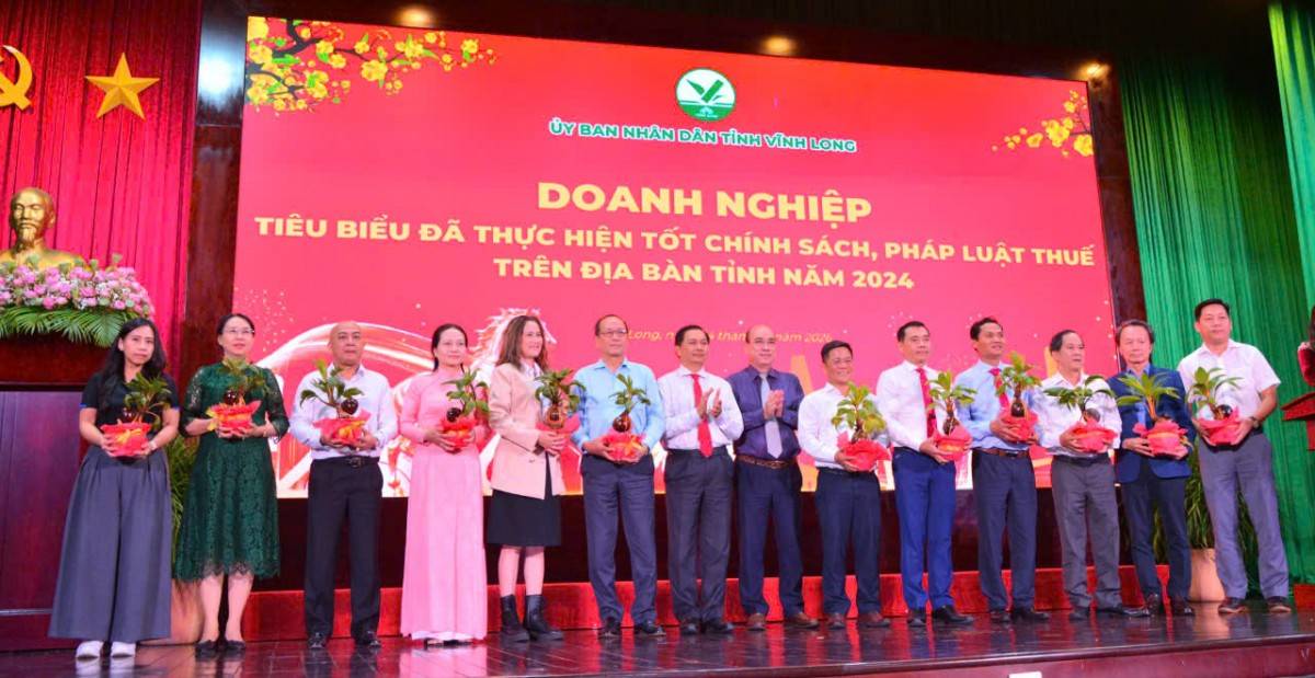 Tuyên dương doanh nghiệp tiêu biểu đã thực hiện tốt chính sách, pháp luật thuế trên địa bàn tỉnh.