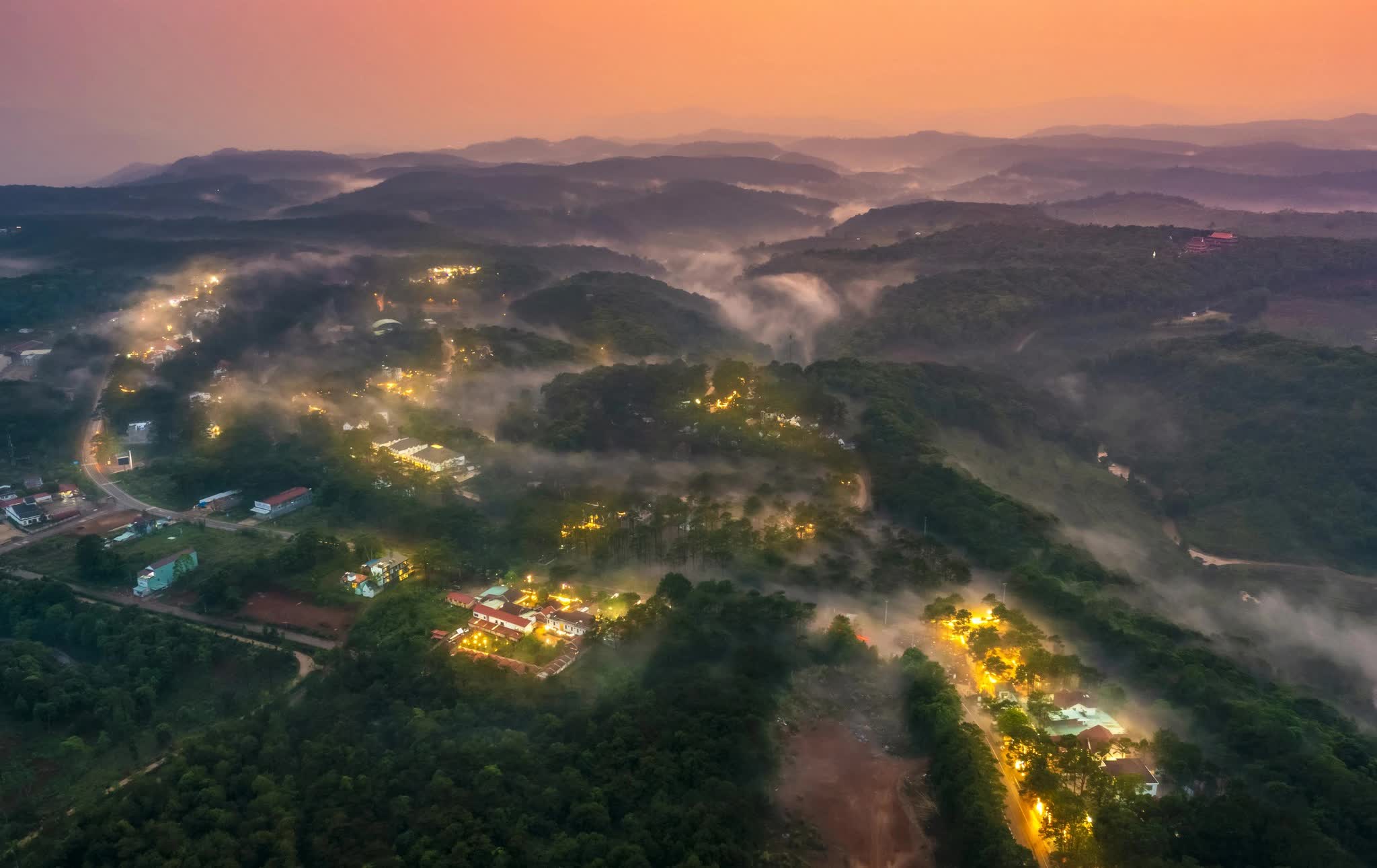 Biển mây Măng Đen vì thế không chỉ là cảnh quan ngoạn mục mà còn là biểu tượng cho nhịp sống chậm, cho khoảnh khắc con người được hòa mình trọn vẹn vào thiên nhiên