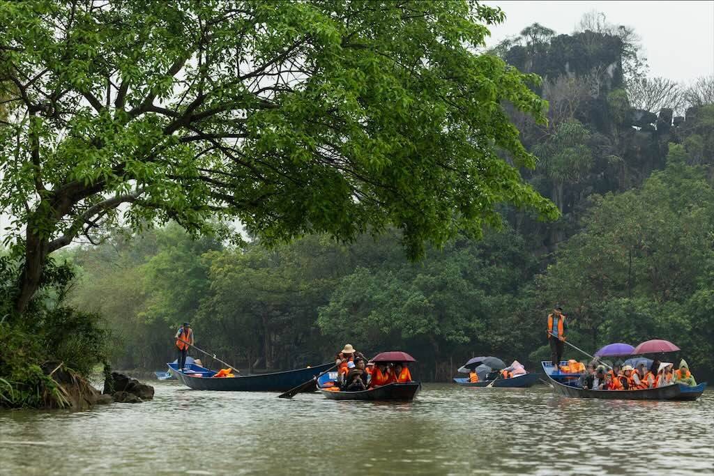 Ngay từ những ngày đầu khai hội, hàng chục nghìn du khách đã đổ về bến suối Yến, nối dài thành từng dòng thuyền xuôi theo dòng nước tiến vào trung tâm lễ hội.