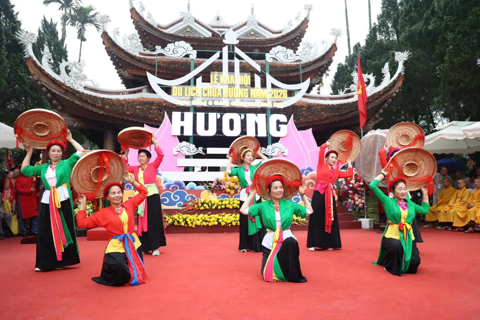 Không khí tại động Hương Tích và khu vực chùa Thiên Trù luôn đông đúc, đặc biệt vào cuối tuần