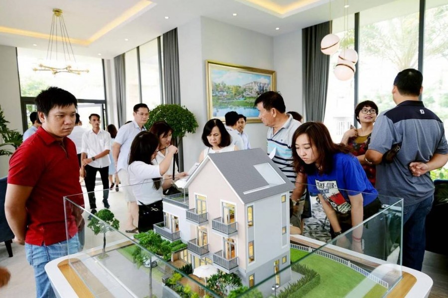 Ngân hàng ồ ạt tăng lãi suất cho vay, người mua nhà như "ngồi trên đống lửa"