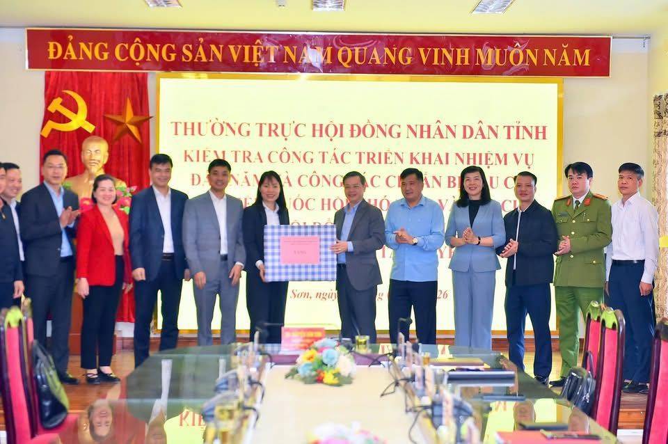 Tuyên Quang: Chủ tịch HĐND tỉnh kiểm tra bầu cử và sản xuất đầu năm tại Yên Sơn