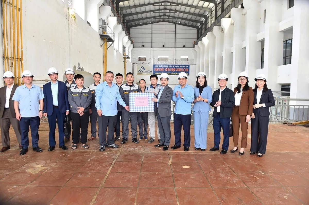 Tuyên Quang: Chủ tịch HĐND tỉnh kiểm tra bầu cử và sản xuất đầu năm tại Yên Sơn