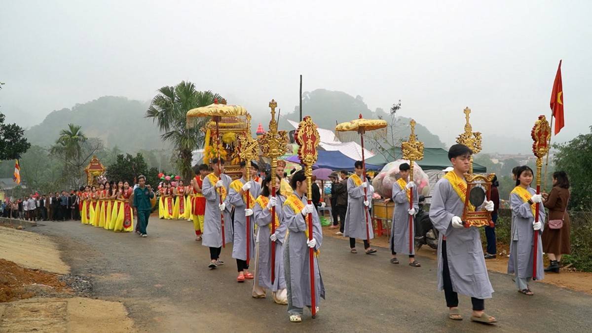 Đầu xuân về miền đất cổ Châu Lang dự Lễ hội Chùa Mèo