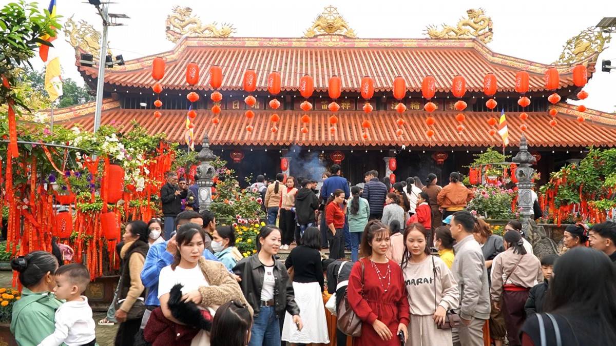 Đầu xuân về miền đất cổ Châu Lang dự Lễ hội Chùa Mèo