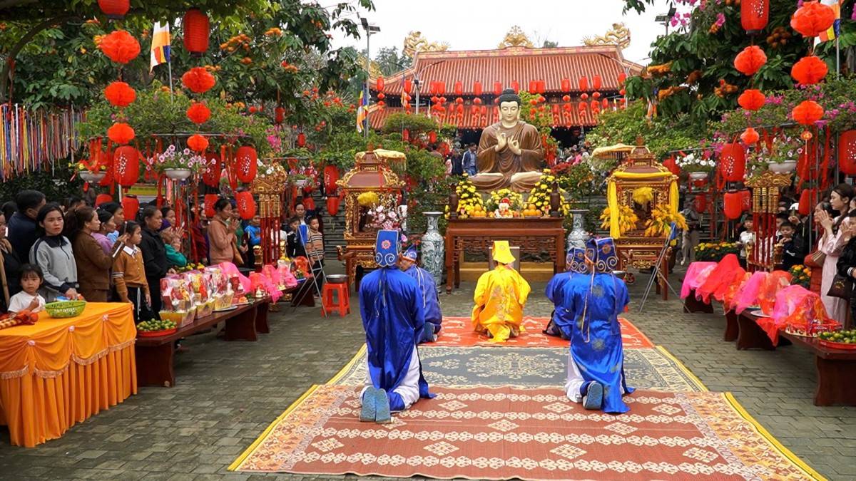 Đầu xuân về miền đất cổ Châu Lang dự Lễ hội Chùa Mèo