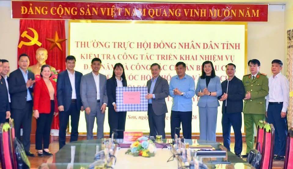 Tuyên Quang: Chủ tịch HĐND tỉnh kiểm tra bầu cử và sản xuất đầu năm tại Yên Sơn