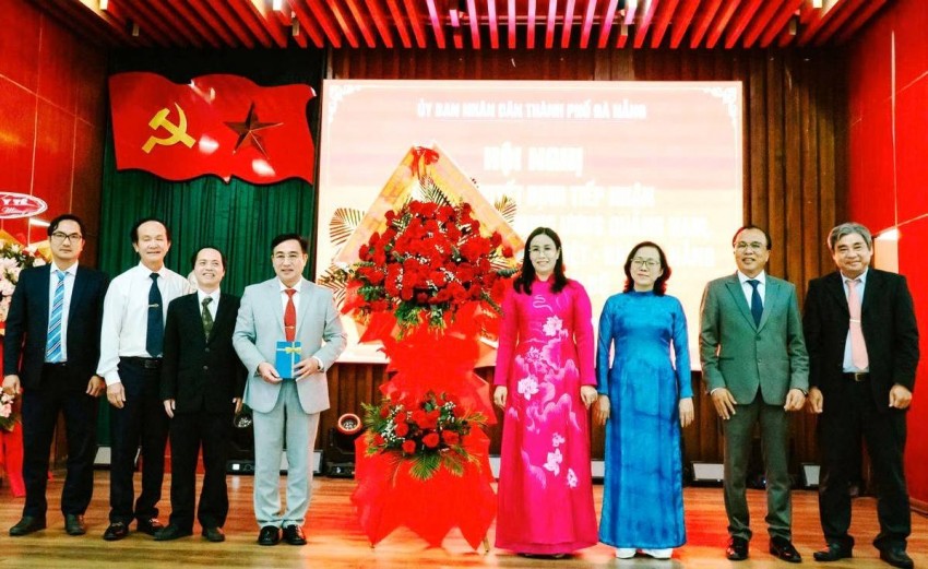 dịp này, lãnh đạo TP Đà Nẵng đã tặng hoa chúc mừng tập thể cán bộ, y bác sĩ, viên chức và người lao động bệnh viện nhân kỷ niệm 71 năm Ngày Thầy thuốc Việt Nam (27/02/1955 - 27/02/2026), 