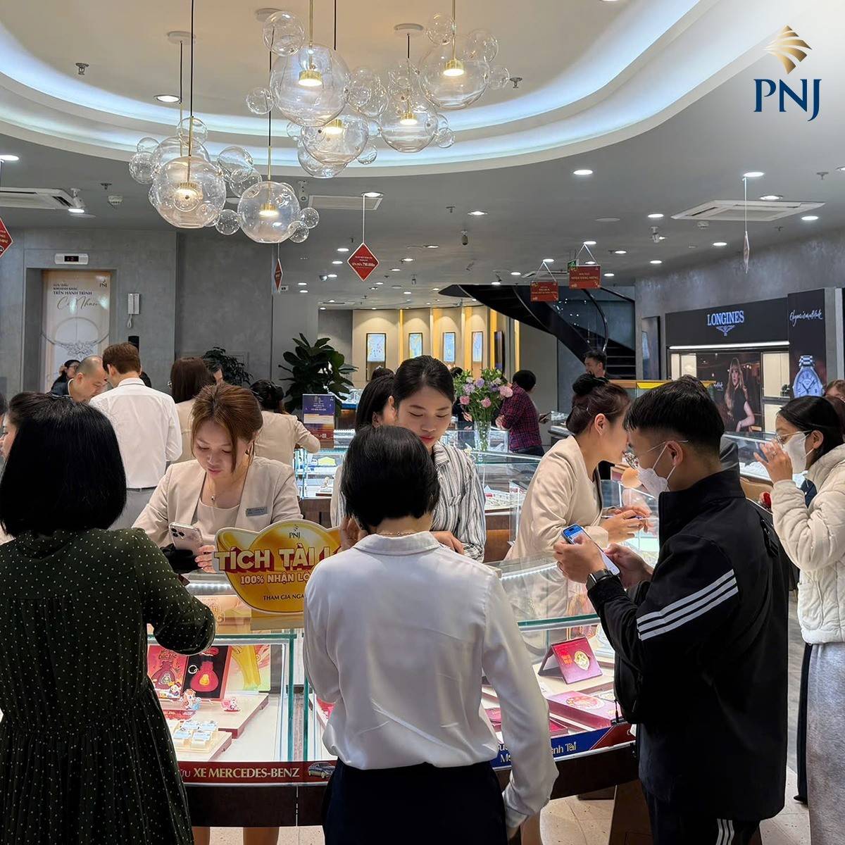 Người dân đội mưa xếp hàng mua vàng ngày vía Thần Tài