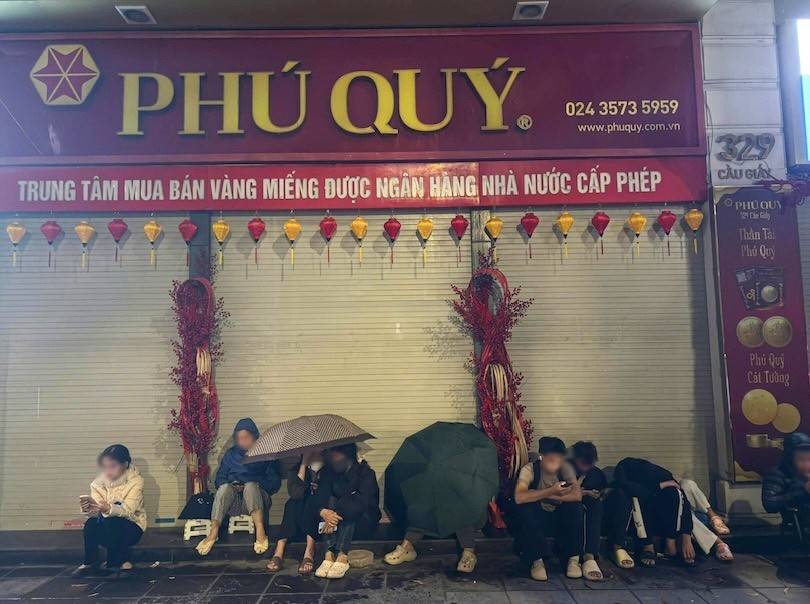 Người dân đội mưa xếp hàng mua vàng ngày vía Thần Tài