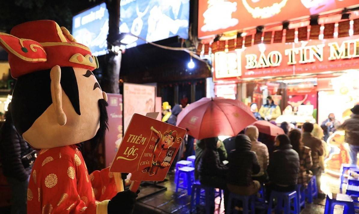 Người dân đội mưa xếp hàng mua vàng ngày vía Thần Tài