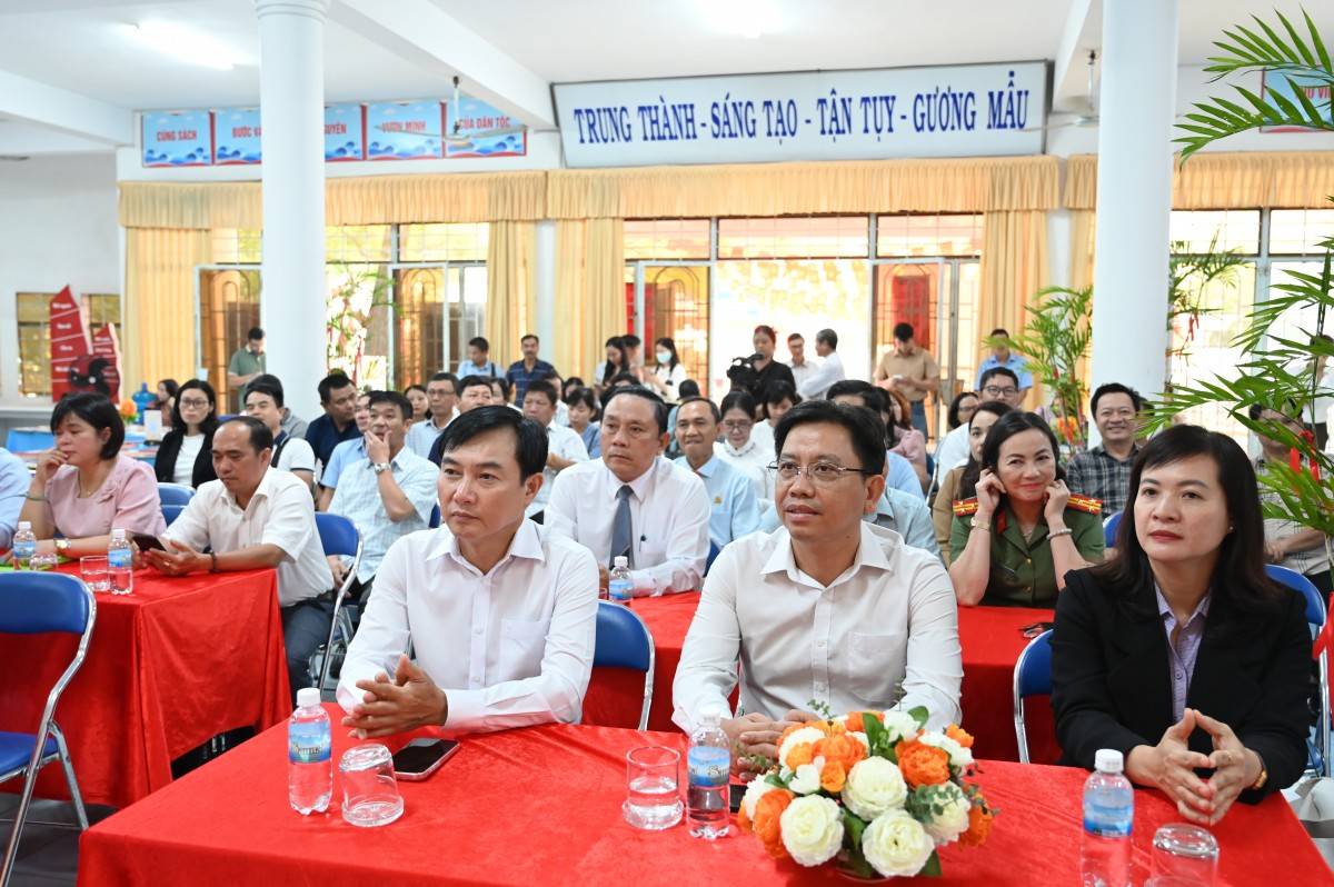 Hơn 1.000 ấn phẩm báo, tạp chí được trưng bày tại Hội báo Xuân Bính Ngọ trao tặng quân và dân Đặc khu Trường Sa.