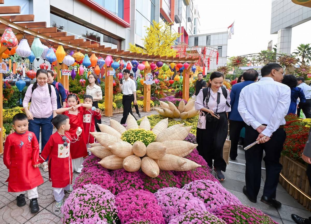 Đường hoa Xuân Menas 2026,Đường hoa Tân Sơn Hòa,Đường hoa gần sân bay Tân Sơn Nhất, đường hoa dài nhất Việt Nam, robot Unitree Go2 Pro