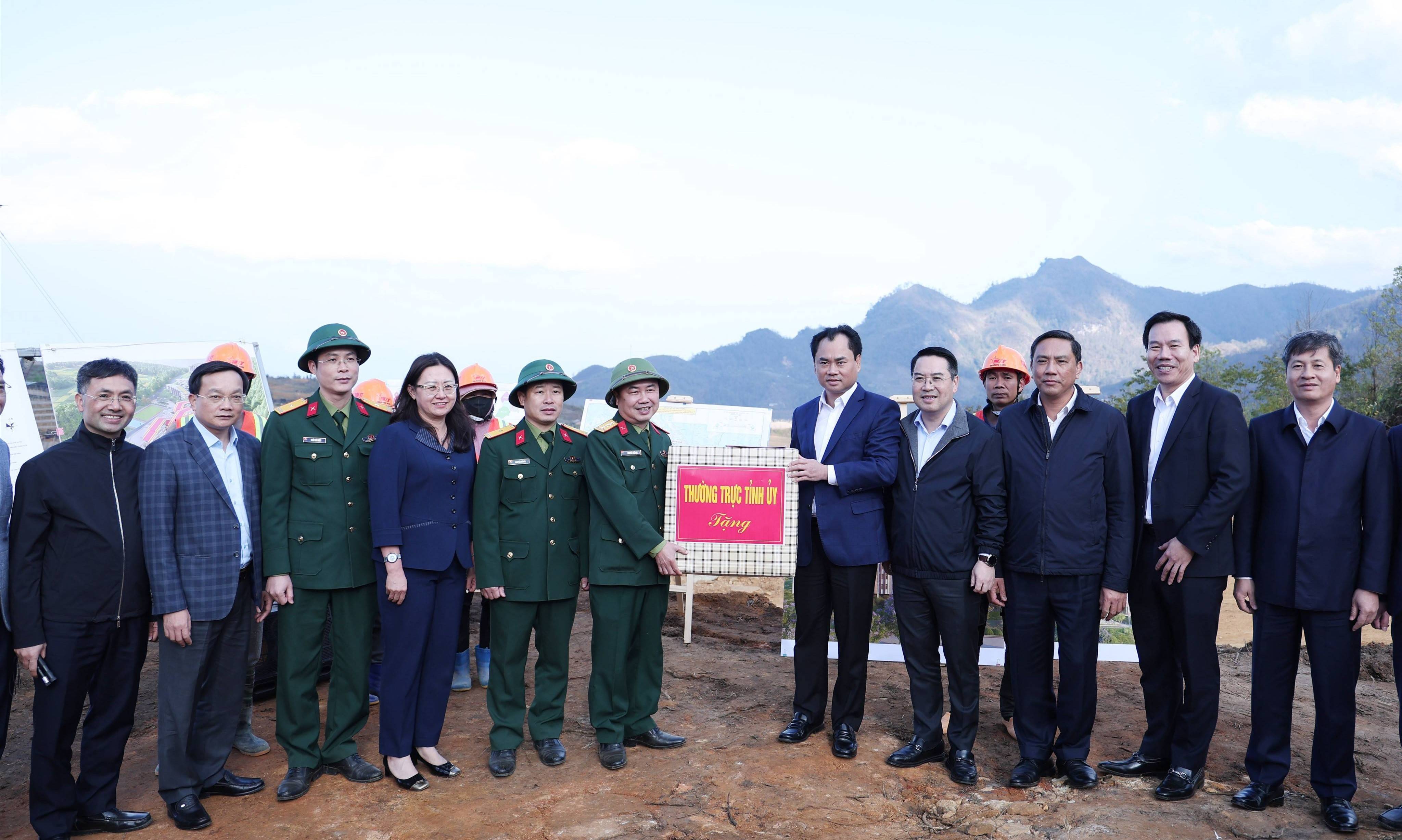 tặng quà đơn vị thi công công trình Trường Phổ thông Dân tộc Nội trú Tiểu học và Trung học cơ sở Y Tý.