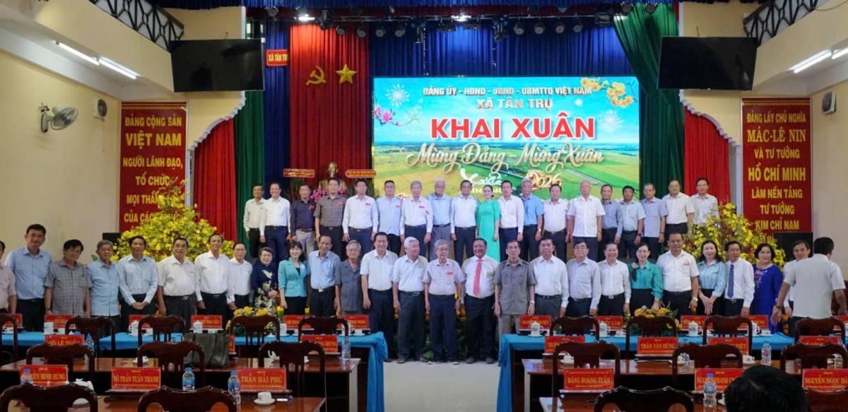 Lãnh đạo địa phương chụp ảnh kỷ niệm cùng các đại biểu tại buổi lễ