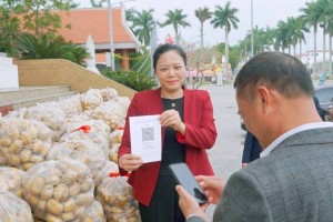 Từ ruộng vườn lên “sàn số”: Câu chuyện Bí thư xã livestream bán nông sản cùng nông dân