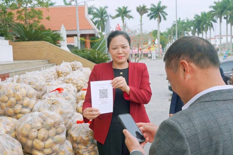 Từ ruộng vườn lên “sàn số”: Câu chuyện Bí thư xã livestream bán nông sản cùng nông dân