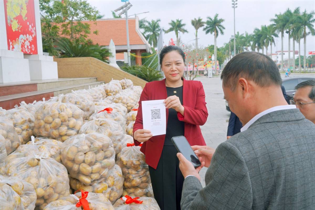 Từ ruộng vườn lên “sàn số”: Câu chuyện Bí thư xã livestream bán nông sản cùng nông dân
