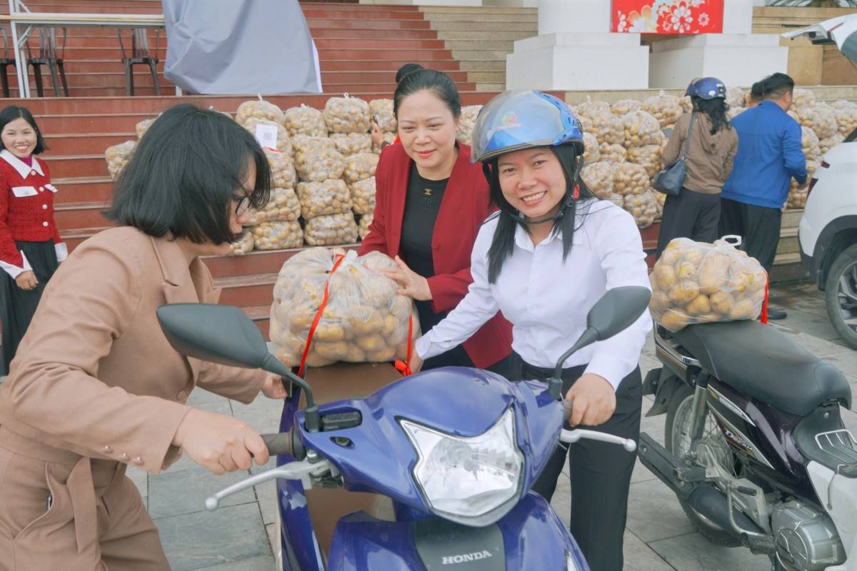 Từ ruộng vườn lên “sàn số”: Câu chuyện Bí thư xã livestream bán nông sản cùng nông dân