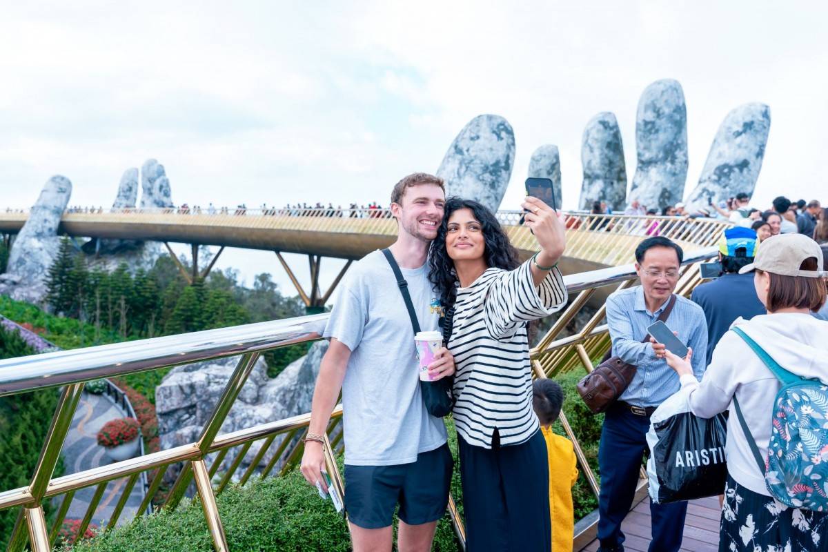 “Dạo bước trên mây” và check-in tại Cầu Vàng đã trở thành một trải nghiệm “must-try” khi du lịch Đà Nẵng