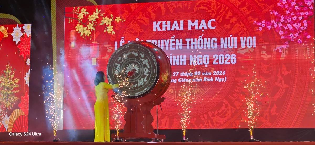 Đánh trống khai hội