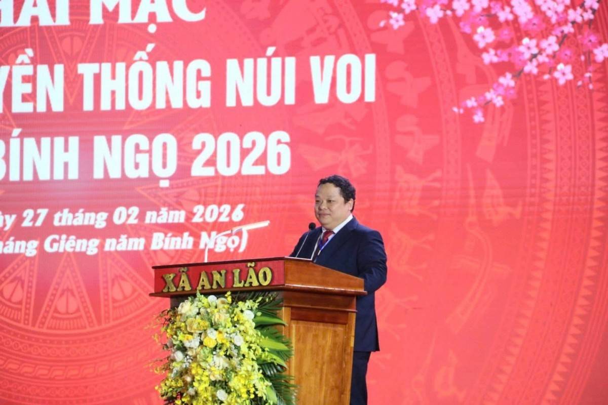 Phó Bí thư, Chủ tịch UBND xã An Lão đồng chí Đinh Thành Đồng phát biểu tại buổi lễ khai mạc lễ hội