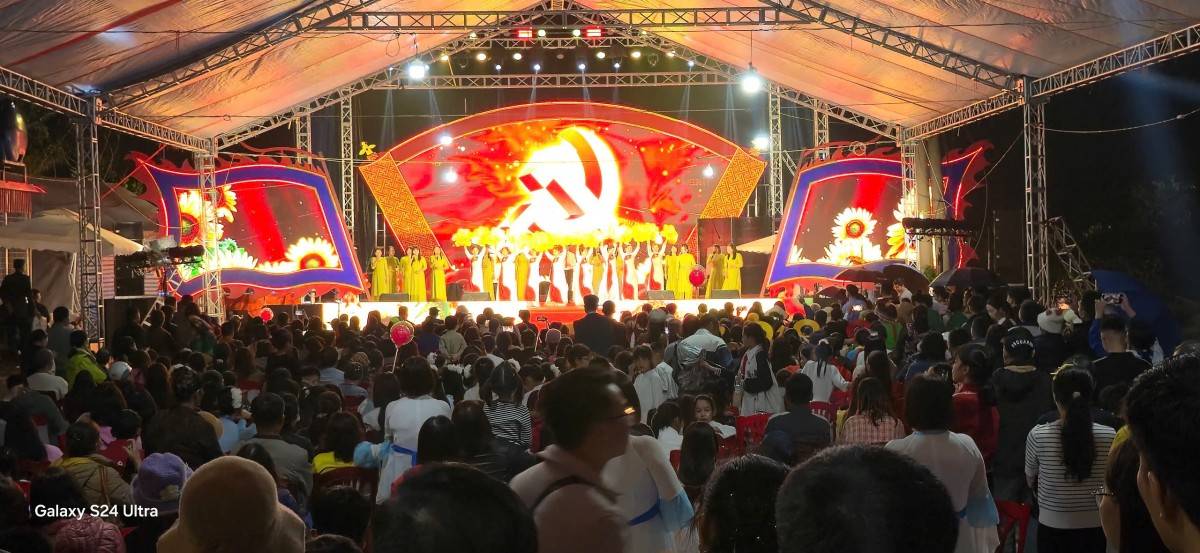 đông đảo đại biểu, Nhân dân địa phương và du khách thập phương đã tề tựu về khu vực sân khấu trung tâm, tạo nên khung cảnh nhộn nhịp, sôi động giữa núi non hùng vĩ. 