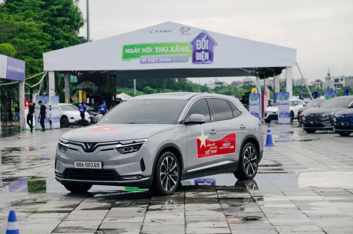 Cơ hội cuối thử vận may trúng xe máy điện khi mua VinFast VF 8